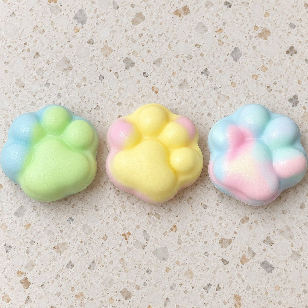 Squishy zampa di gatto crunchy in tutti i colori, uno accanto all'altro