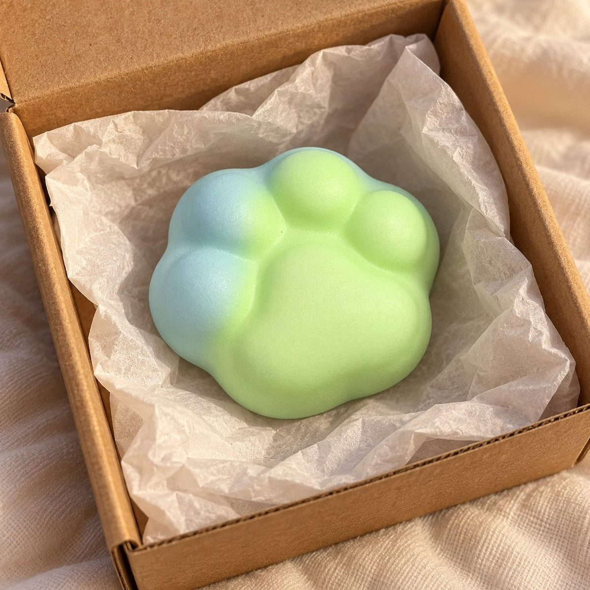 Unboxing: squishy zampa di gatto crunchy verde estratto dal pacco con carta velina