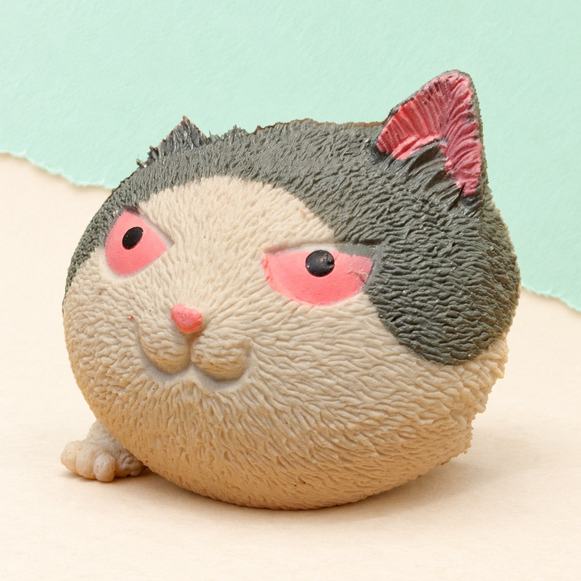 Sur kat-squishy, produktfoto på pastelfarvet papir