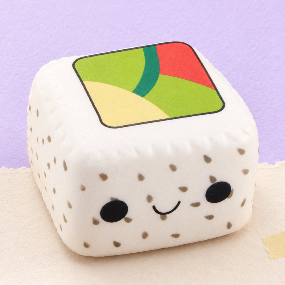 Kawaii sushi-squishy med hvide ris og sort sesam, produktfoto på pastelfarvet papir