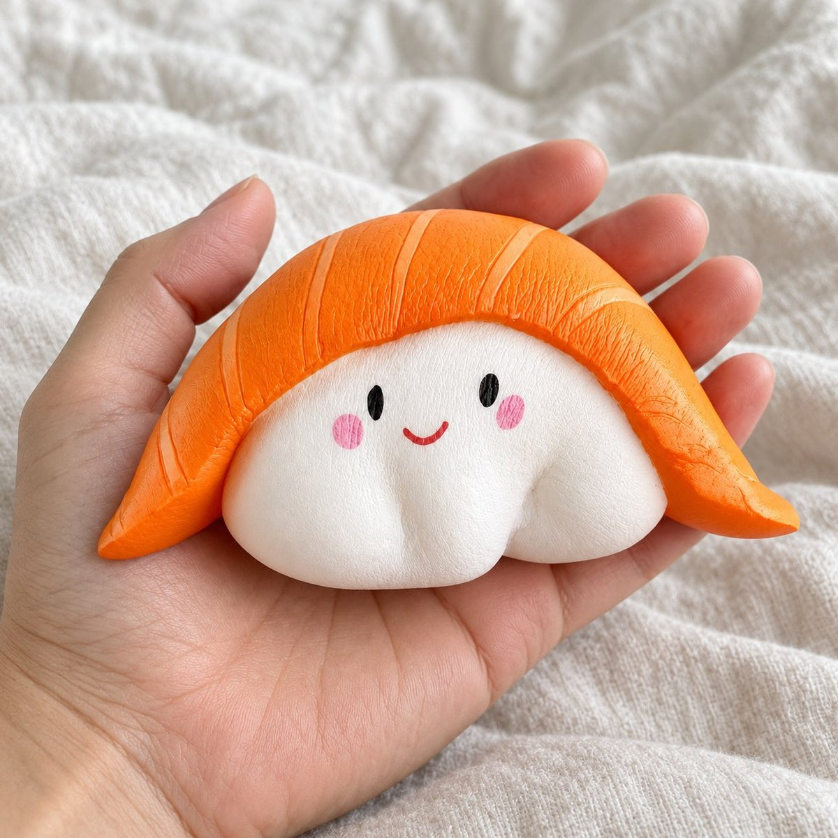 POV: weiches Sushi Squishy wird in die Kamera gehalten