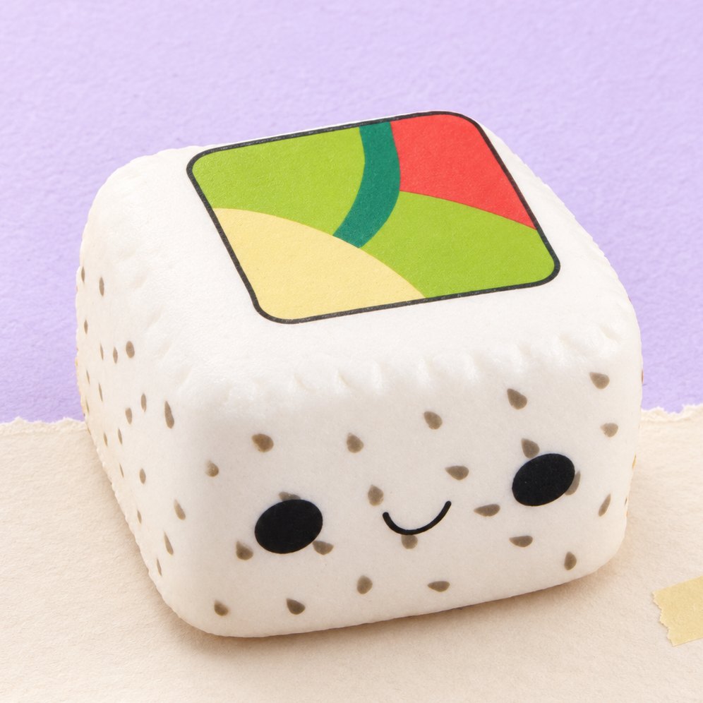 Sushi squishy met witte rijst en zwarte sesam op pastelkleurig papier