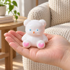 Teddybeer squishy, wit met hartjespootjes, 7 cm, in de hand om de echte grootte te laten zien