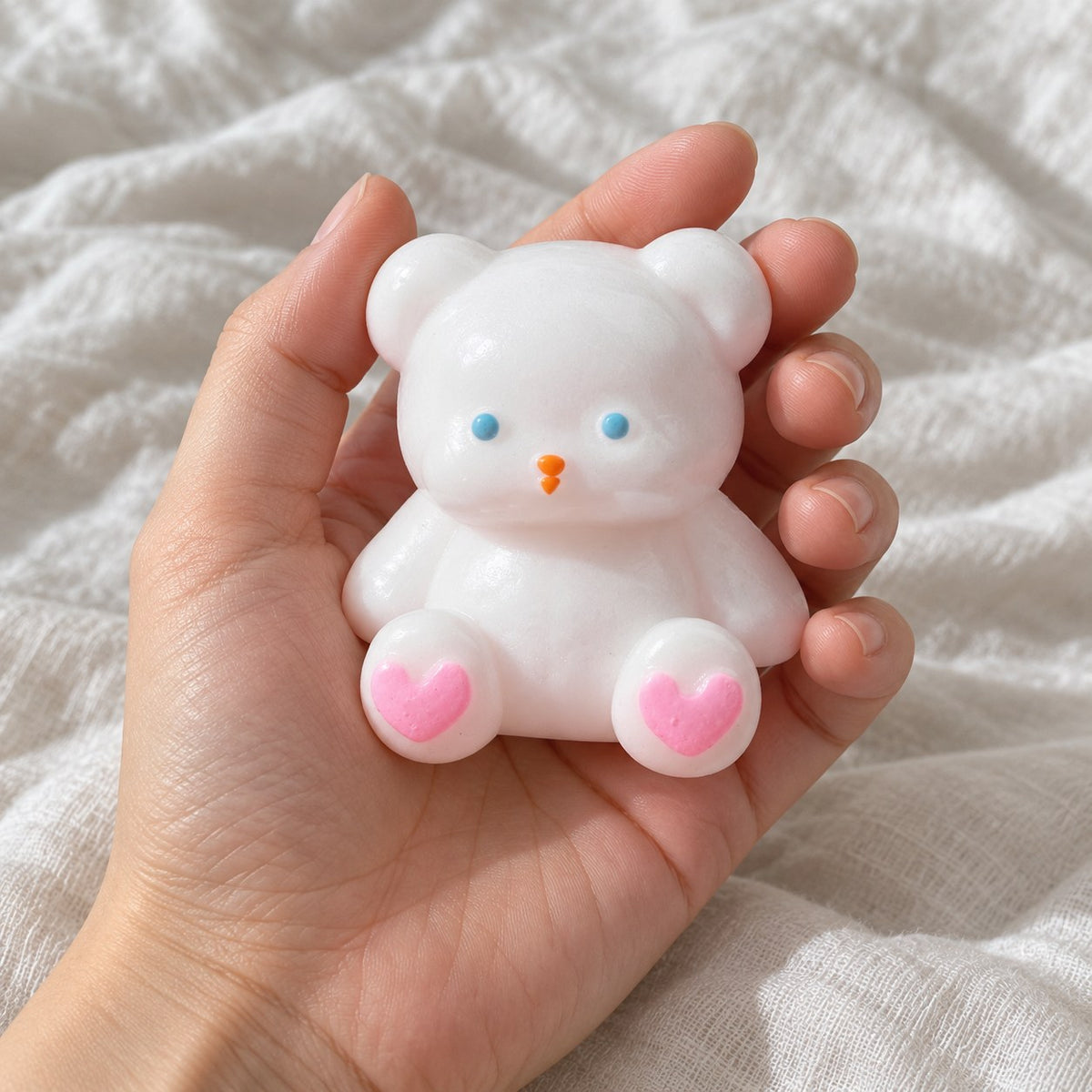 Teddybeer squishy, wit met hartjespootjes, 7 cm, naar de camera gehouden, vanuit eigen perspectief