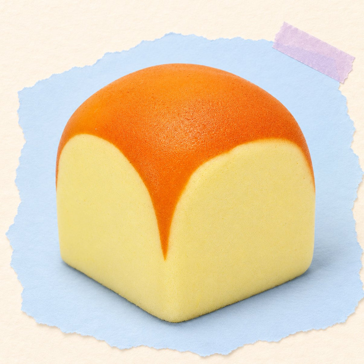 Toast squishy mini, een broodkubus van 4,8 cm, op pastelkleurig papier