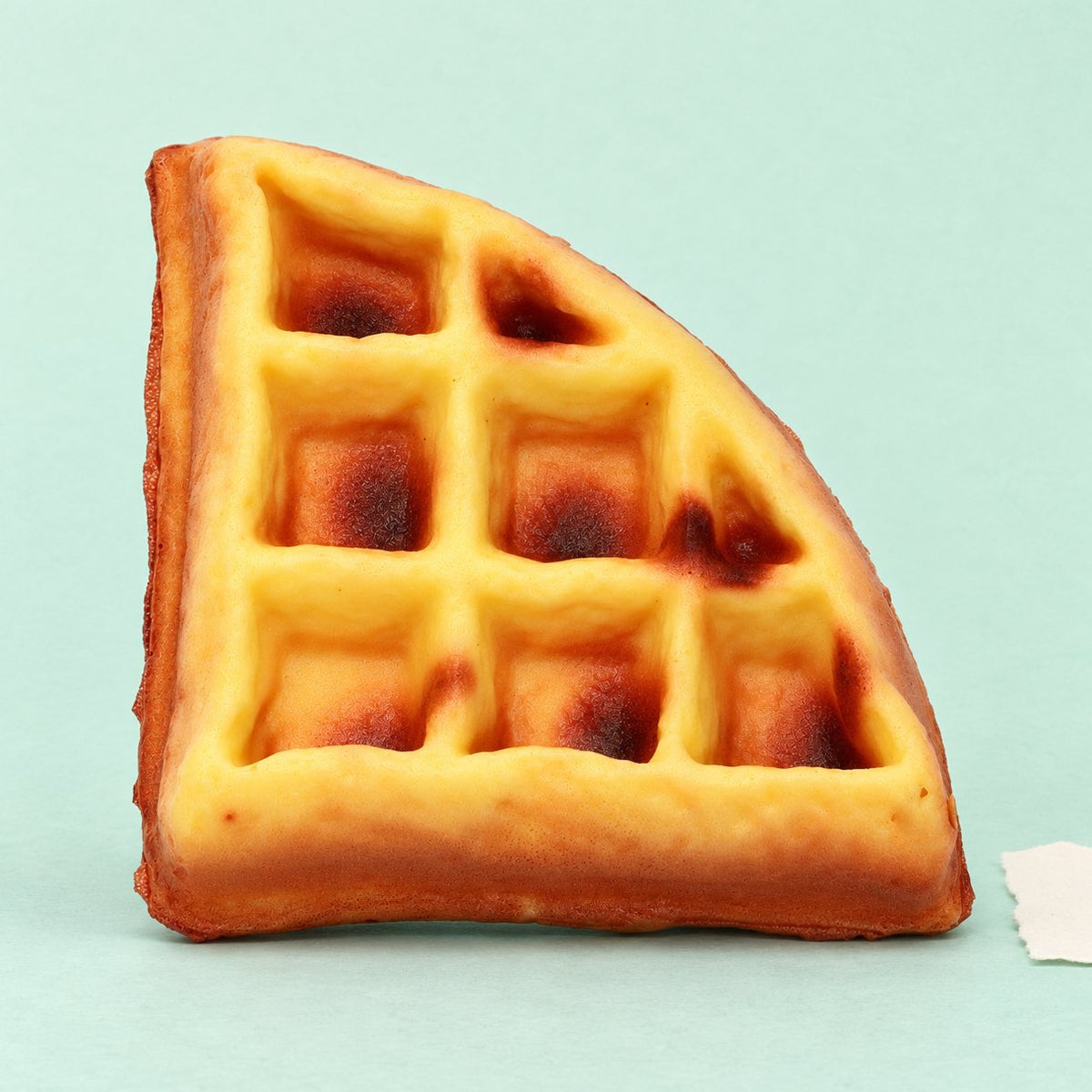 Weiches Waffel Squishy, realistisches Waffeldreieck mit 11 cm, auf Pastellpapier