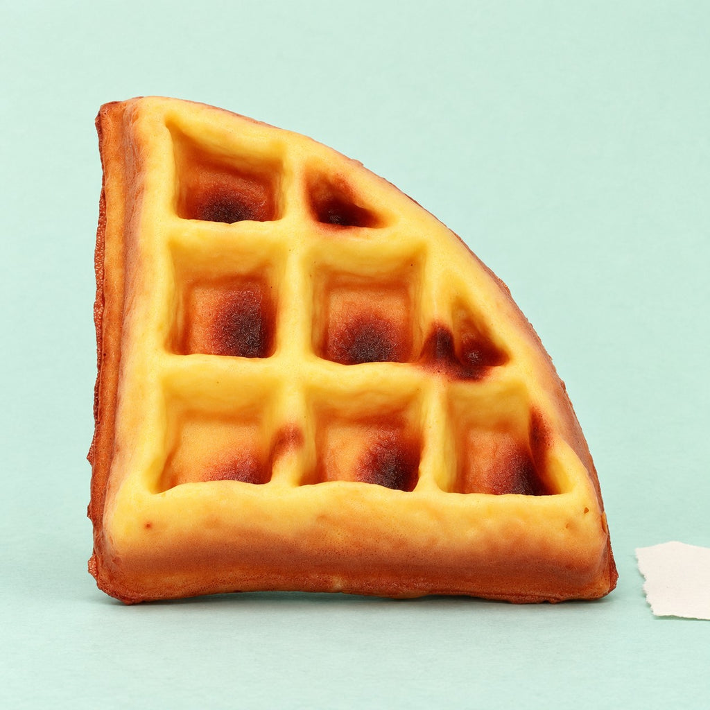 Waffle squishy slow rising – Waffle Squishy, Realistic Triangle Slice 11 cm, product photo on pastel paper