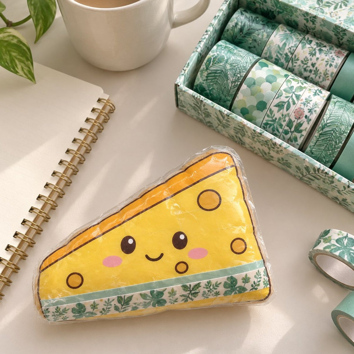 Papieren squishy als kaas, versierd met mintgroene washi tape uit de doos
