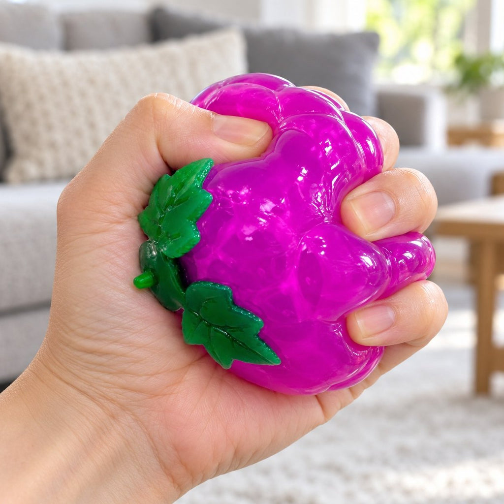 Fruit waterbal squishy als druif wordt in de hand ingedrukt