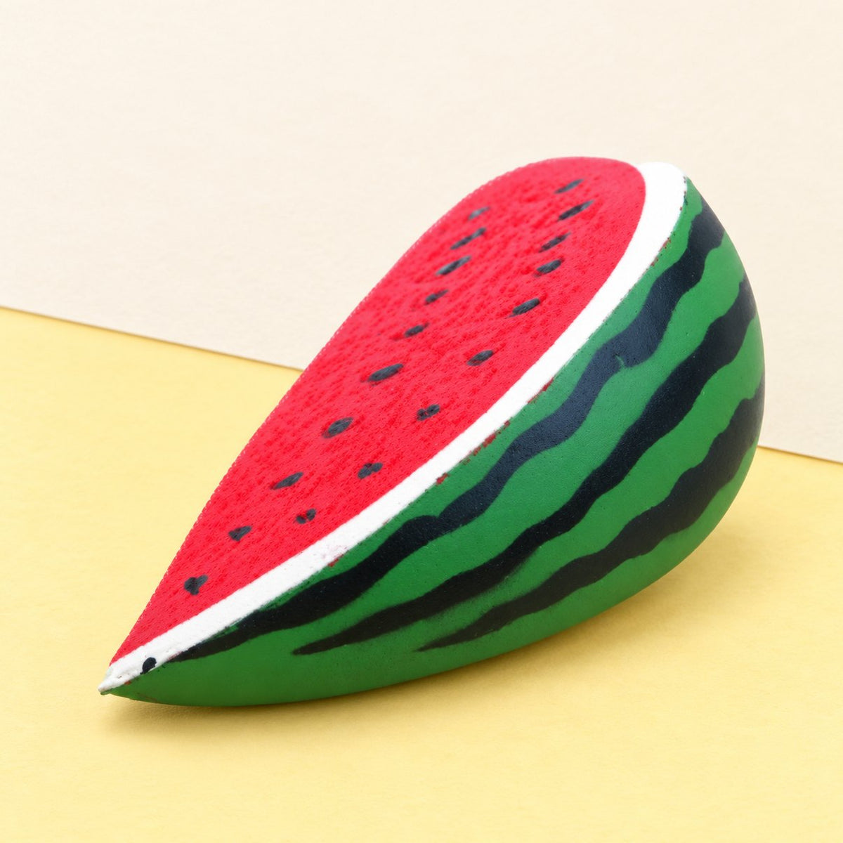 Watermeloen squishy van PU op pastelkleurig papier