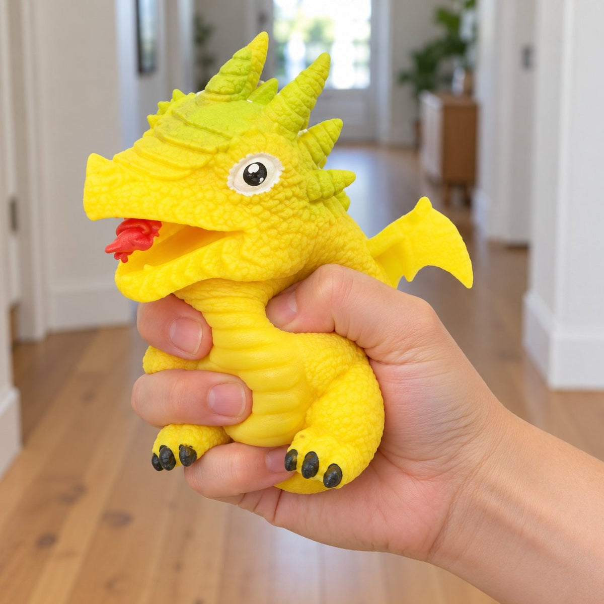 Mit der Hand zusammengedrückt: Wende-Dino-Ei Squishy (gelb, Dino-Motiv zufällig), schön weich